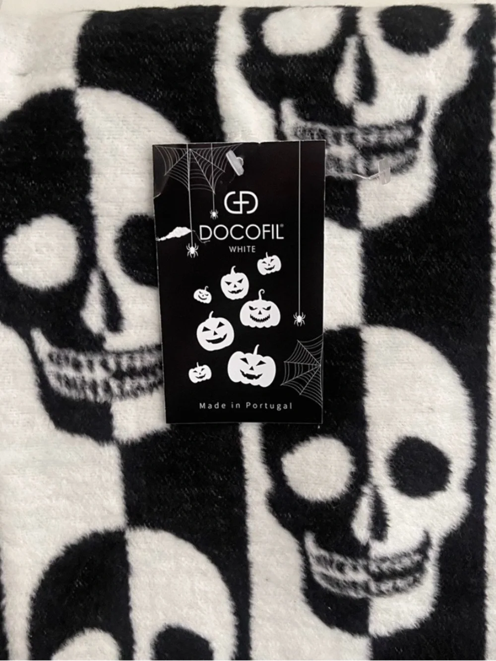 Docofil Black & White Skull Throw